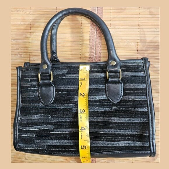 Small hand/shoulder black bag, multiple pockets, zip closure - Picture 2 of 8